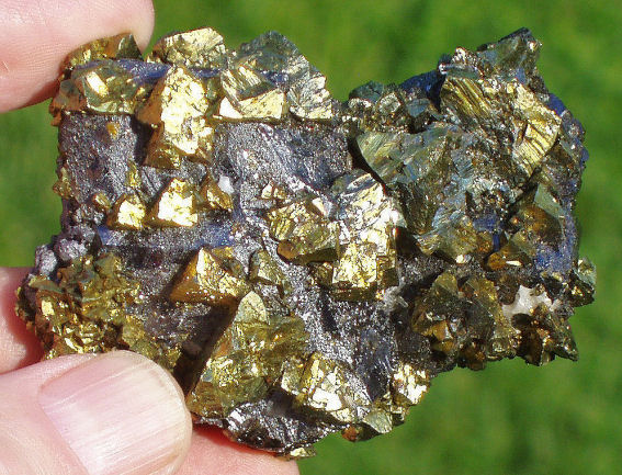 کشف ۲۳۵۰ کیلو سنگ طلای قاچاق در ورزقان