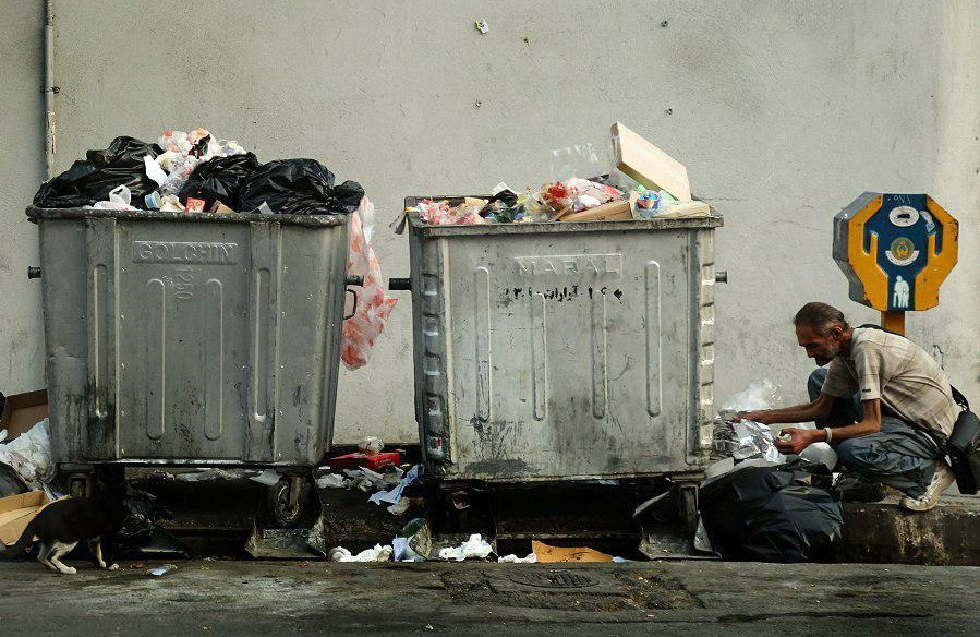 جست‌وجوی طلای کثیف برایِ یک لقمه نان تمیز/ زباله‌گردی معلول شرایط اقتصادی و بیکاری