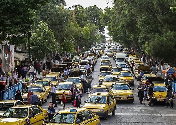 رالی رانندگان برای تومَن‌کشی در تبریز/ بهت شهروندان از مسافرکشی خودروهای ۱۰۰ میلیونی