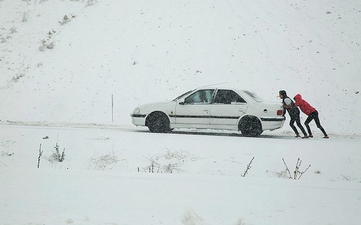تردد خودروها در جاده‌های لغزنده آذربایجان شرقی/ ارتفاع برف در چاراویماق به ۱۰ سانتی‌متر رسید