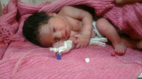نوزاد رها شده در اسکو به تبریز منتقل شد/ اولویت اول بهزیستی یافتن والدین کودک است