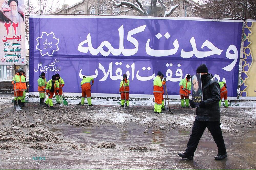 پاکبانان در برف و سرما، پسماندها را جمع‌آوری کردند/ تلاش شبانه‌روزی برای برف‌روبی از معابر تبریز