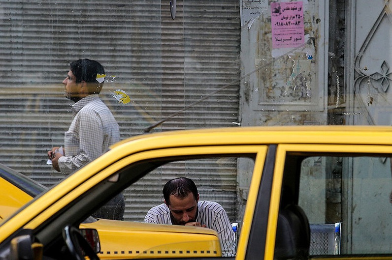 مشاجره‌ی شهروندان با رانندگان تاکسی/ افزایش نرخ کرایه قانونی می‌شود؟