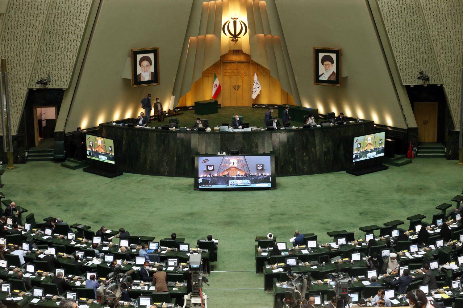 جنجال آفرینی نماینده شازند در مجلس/ نمایندگان آذری: صحن را ترک می کنیم