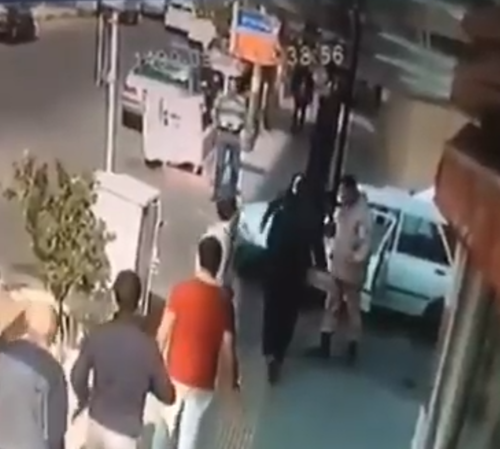 ویدیو/ دفاع جانانه یک سرباز از یک خانم مقابل دزد کیف قاپ