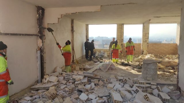 تخریب چهار طبقه مسکونی غیرمجاز یک ساختمان در تبریز