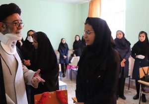 آل هاشم در میان دختران دانش آموز تبریزی: سطح علمی، دینی و سیاسی خود را بالا ببرید + تصاویر