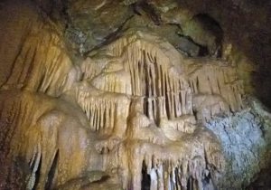 غار ۲۰۰ میلیون ساله چپر مراغه در آستانه تخریب با صدور مجوز برداشت آهک
